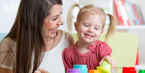 Mujer y niña sonriendo