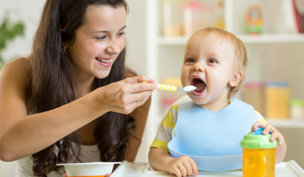 Bebé comiendo